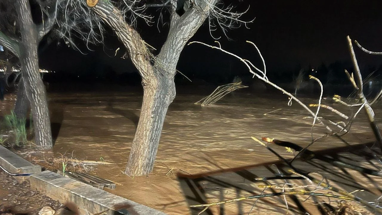 “Më e keqja nuk ka ardhur ende”, meteorologët spanjollë paralajmërojnë qytetarët për përmbytje të mëdha nga shirat