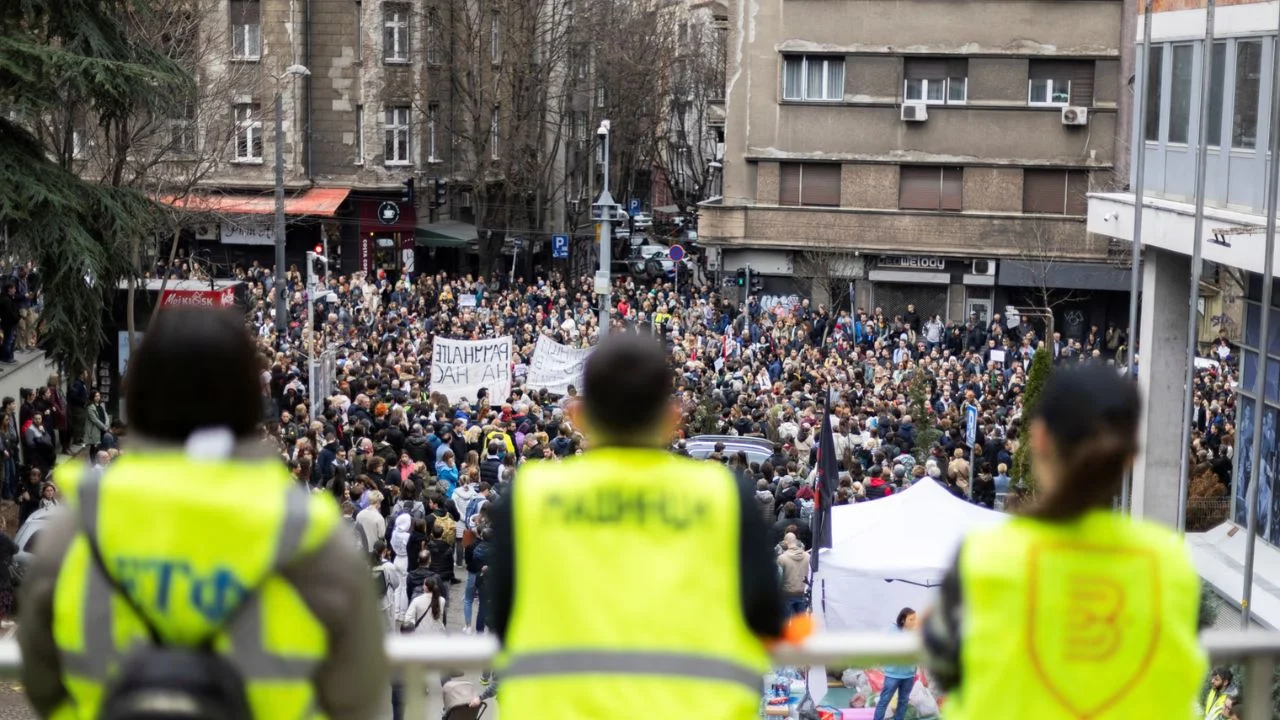 Studentët serbë bllokojnë radiot dhe televizionet, Vuçiç i provokon: Duhet të më vrisni nëse doni të më zëvendësoni!