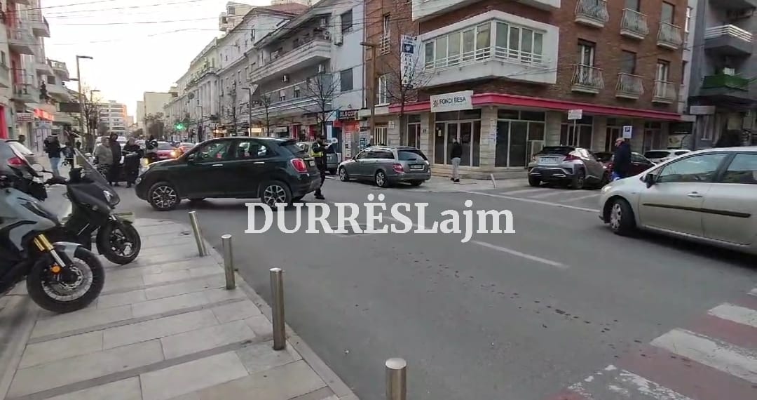 Durrës, aksident në rrugën “Egnatia”, drejtuesja e fuoristradës përplas të renë me monopatinë (Foto+Video)
