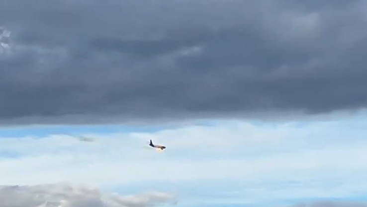 Panik në ajër! Avioni bën ulje të detyruar në Amerikë, një nga motorët mer flakë (Video)