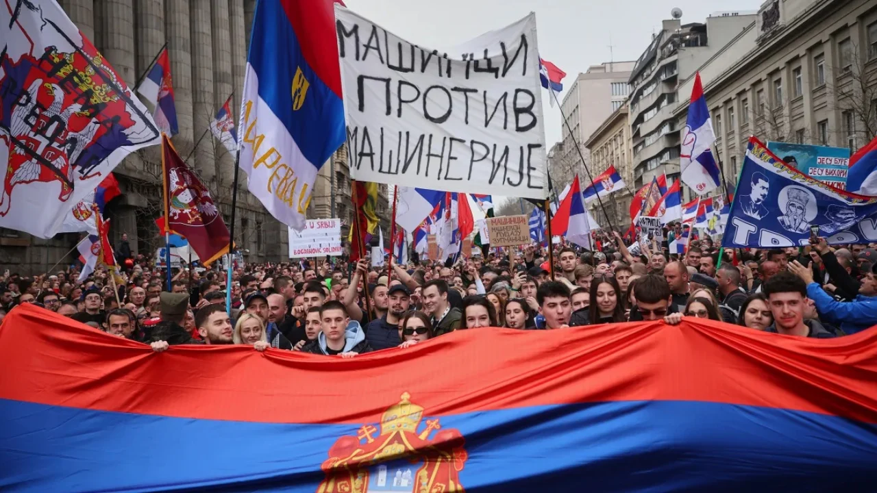 Armët zanore të përdorura në tubimin e Beogradit, protestuesit kërkojnë investigim ndërkombëtar! Vuçiç: Të hetojnë FBI dhe shërbimet ruse