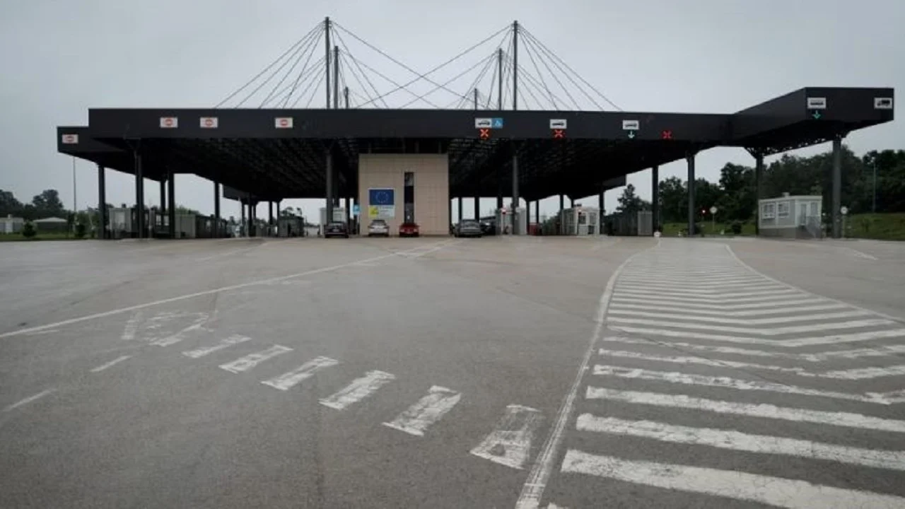 Tentoi të fuste rreth 1.2 tonë naftë kontrabandë në Shqipëri, arrestohet 39-vjeçari nga Kukësi