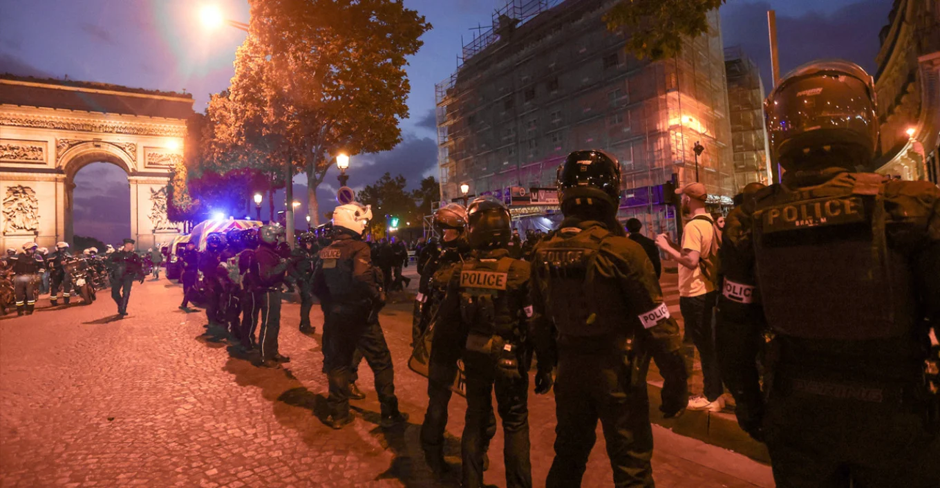 Kishin “pushtuar” teatrin “Gaité Lyrique” në Paris, policia largon me forcë 400 emigrantë, 46 të arrestuar dhe disa të lënduar