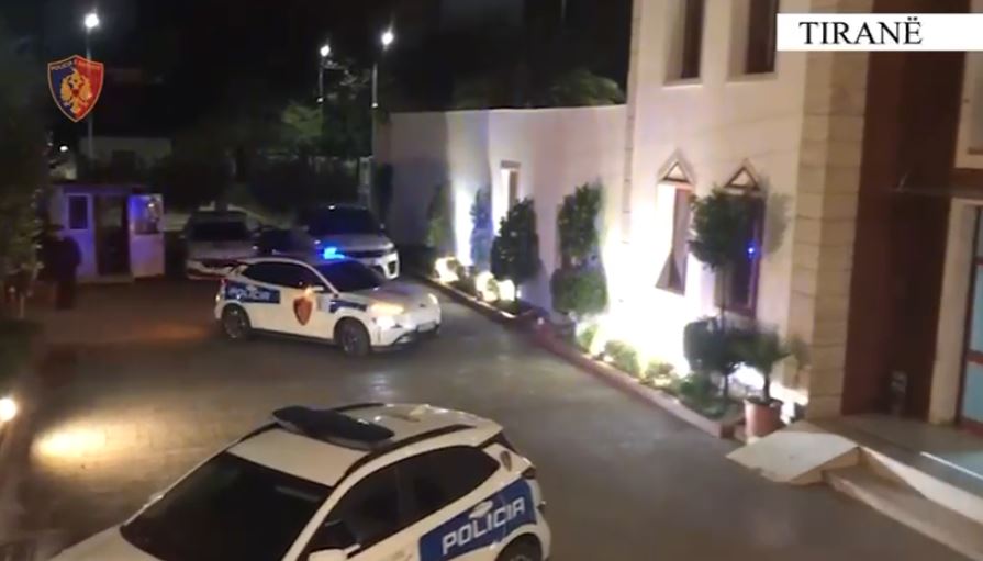 “Reaction”/ Grabiti lokalin dhe tentoi të vidhte dy makinat e parkuara aty pranë, arrestohet 47-vjeçari