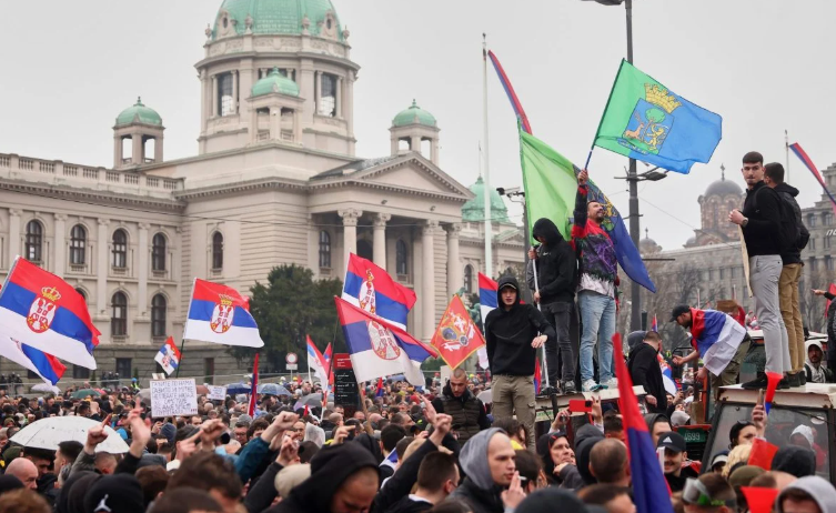 Parlamenti i Serbisë pranon dorëheqjen e kryeministrit Vuçeviç, vendi drejt zgjedhjeve të parakohshme