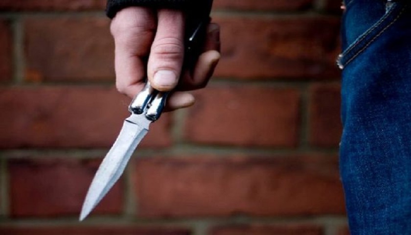 Goditi me thikë bashkëmoshatarin e tij, arrestohet 17-vjeçari në Kamëz