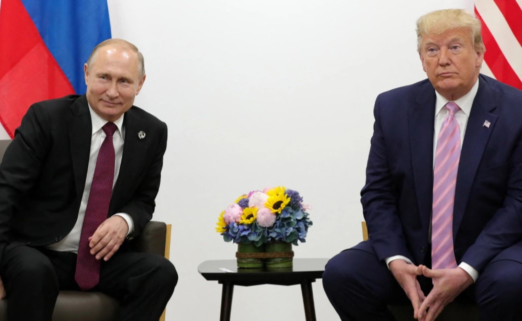 Trump dhe Putin bisedojnë për 90 minuta në telefon, çfarë pritet të ndodhë me luftën në Ukrainë