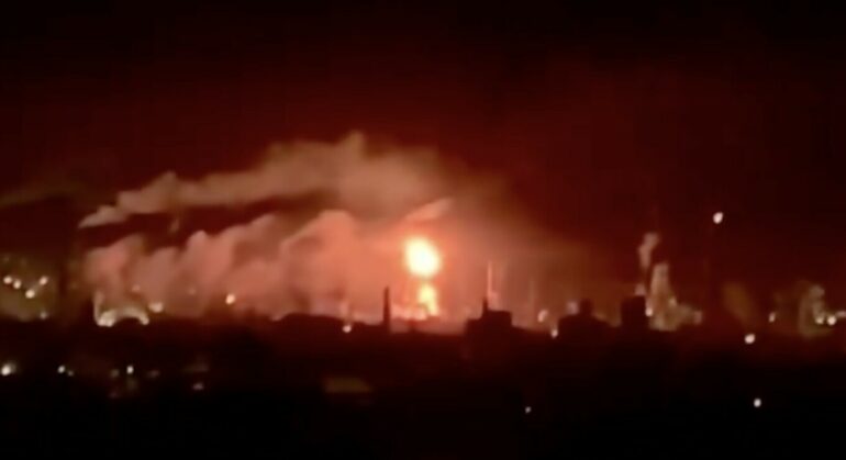 Zjarr në rafinerinë e naftës në qytetin rus Ufa, 1500 kilometra nga Ukraina