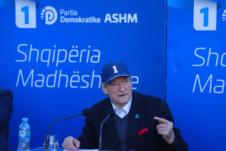Berisha me fermerët në Elbasan: Bujqësia dhe blegtoria tërësisht të braktisura nga qeveria