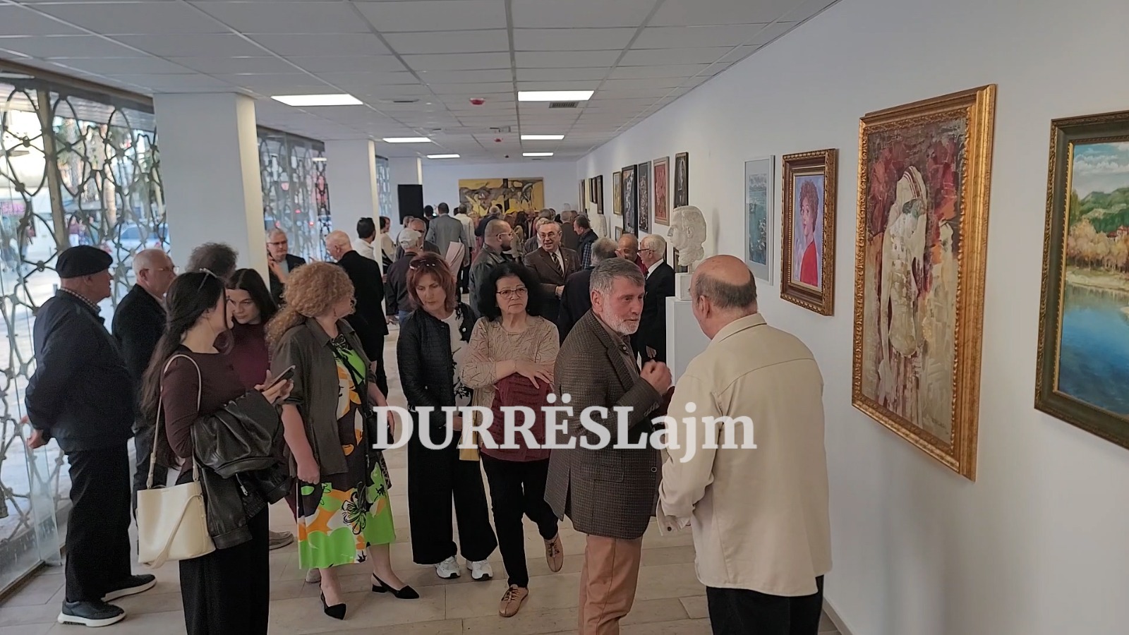 Hapet ekspozita “Pranverë”, 3 epoka artistësh durrsakë ekspozojnë veprat e tyre (VIDEO)