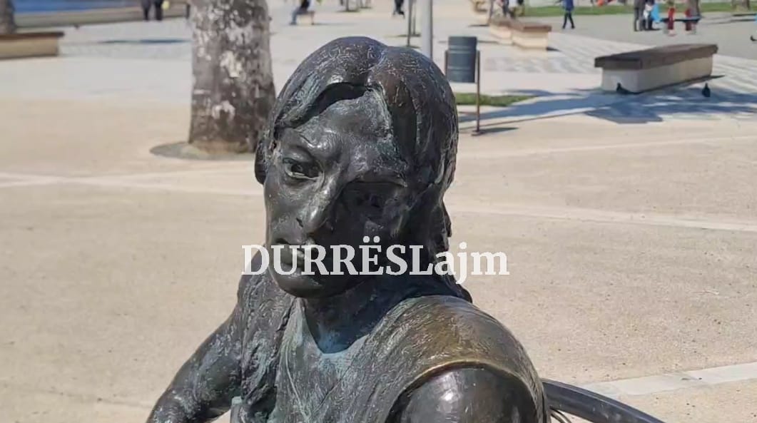 Një tjetër skulpturë parku dëmtohet në Durrës (VIDEO)
