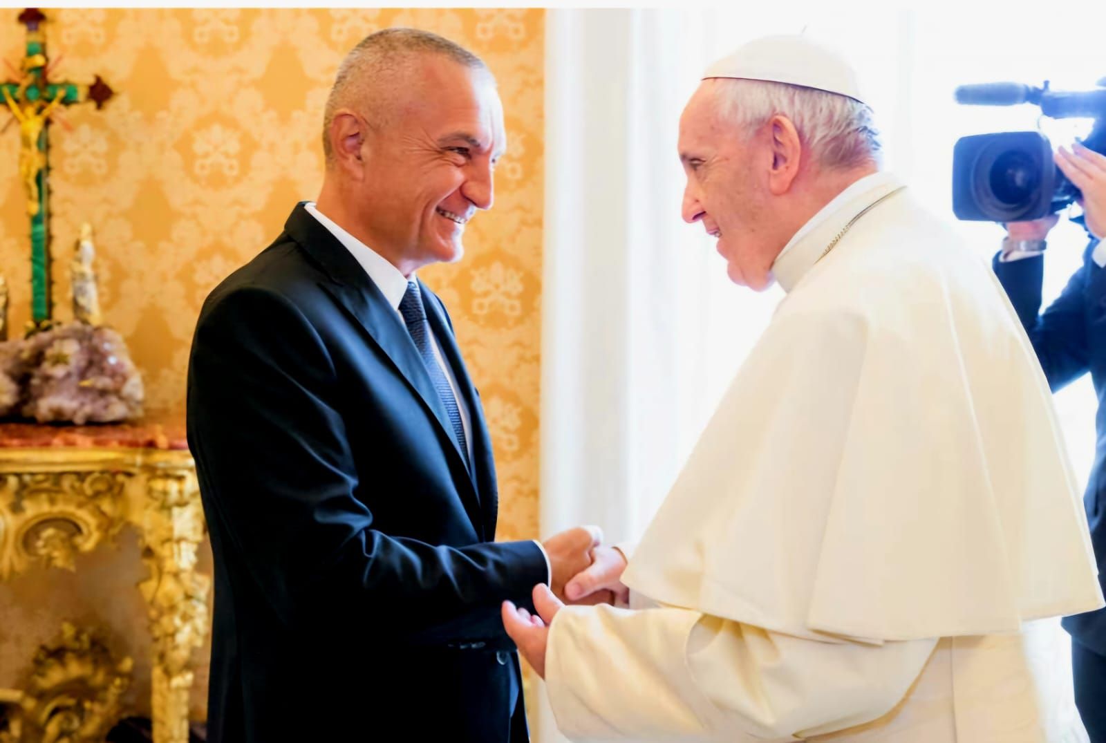 Ndarja nga jeta e Papa Françeskut, reagon nga qelia Ilir Meta: I paharruar do të mbeten për mua takimi dhe bashkëbisedimi me Shenjtërinë e Tij