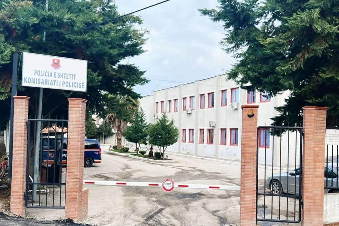 Humbi jetën ndërsa po punonte në pallat. Policia e Kavajës prangos drejtuesen teknike. Adiministratori dhe inxhinieri shpallen në kërkim