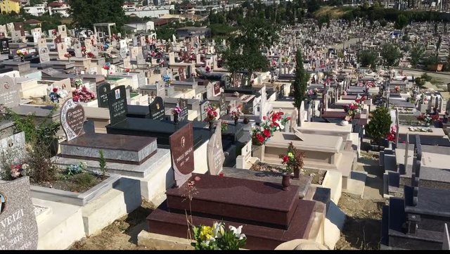 Durrës/ Godet me send të fortë familjarët në varreza, arrestohet 37-vjeçari