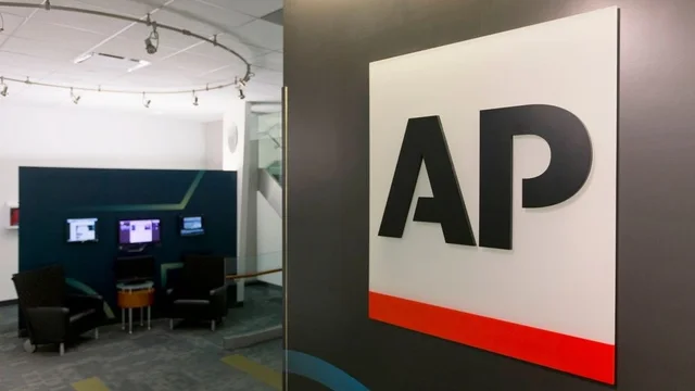 Shtëpia e Bardhë del kundër urdhrit të gjykatës, bllokon sërish Associated Press për të qenë e pranishme në konferencat për shtyp të Trump