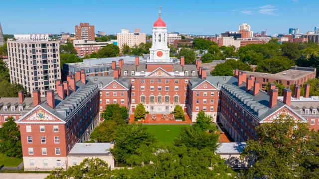 Përshkallëzohet grindja me Harvardin/ Trump: Do të ndaloj pranimin e studentëve të huaj nëse nuk demonstron se është në perputhje të plotë me detyrimet e tij