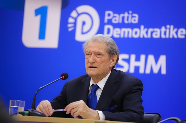 &#8220;Do bëjmë revolucion fiskal&#8221;/ Berisha: Nga ky sistem i ri, rrogat do rriten vetvetiu me 13 përqind, çmimet e banesave do ulen ndjeshëm