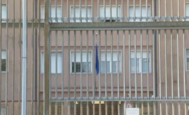 Përleshje në një burg italian/ Dhjetë të burgosur shqiptarë hapin me forcë portën që i ndante me grupin rival, katër efektivë plagosen nga ndërhyrja në konflikt