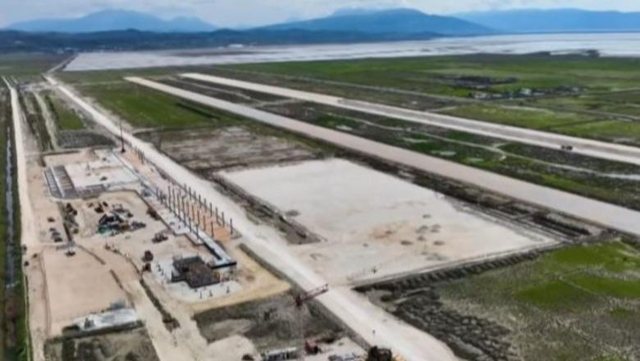 Punëtori ra nga lartësia gjatë punimeve në aeroportin e Vlorës, në pranga administratori i firmës