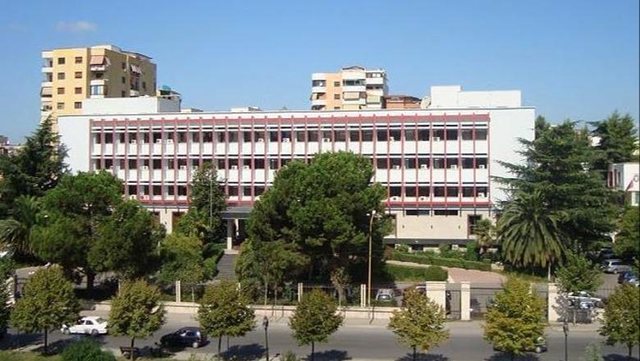 Makina përplas punonjësin e Ministrisë së Jashtme te vijat e bardha, përfundon tek Trauma