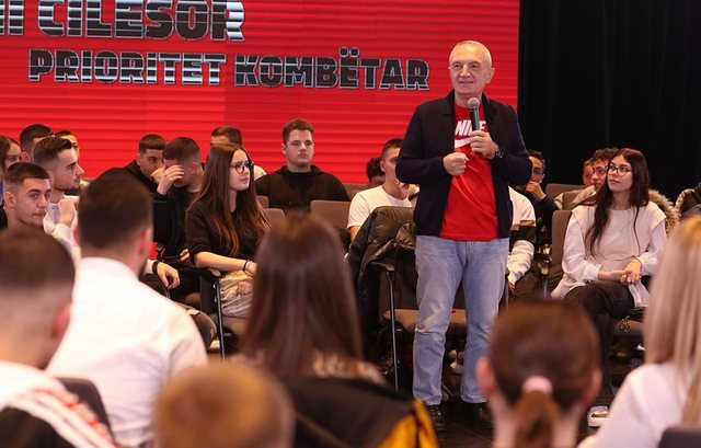 Meta kujton shprehjen e Papa Franceskut: Shqiponjat nuk e harrojnë folenë, por fluturojnë lart