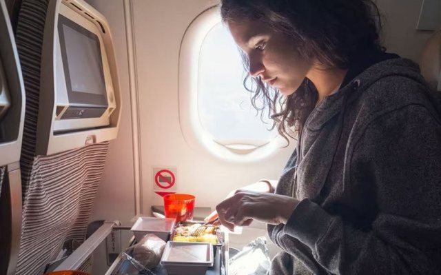 Ushqimet dhe pijet kanë shije të ndryshme në avion dhe kjo e ka një arsye&#8230;