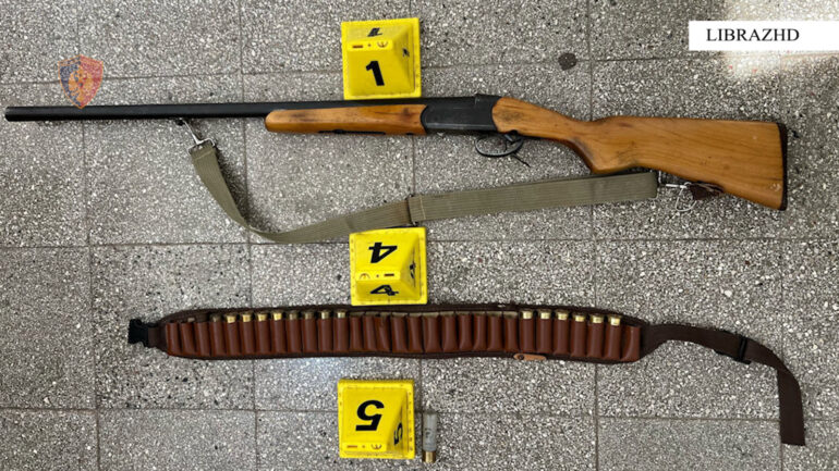 U zunë për prona/ Qëlloi në ajër gjatë konfliktit me fqinjin, arrestohet 42-vjeçari