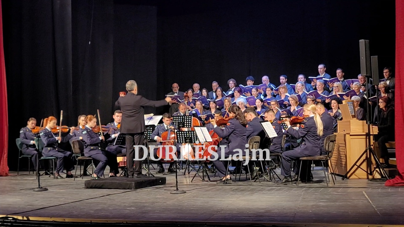 Mbahet në Durrës, koncert homazh për Papa Françeskun (VIDEO)