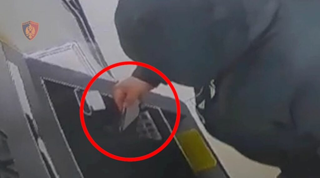 Mashtroi qindra shqiptarë me link të rremë për t’iu vjedhur para nga banka, arrestohet i riu francez