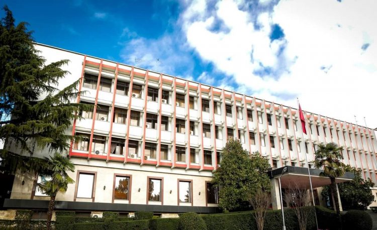 Aksidenti para Ministrisë së Jashtme/ Ministri Hasani: Kolegu ynë ndodhet jashtë rrezikut për jetën!