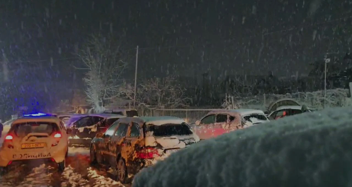 Radhë kilometrike në kufi/ Bllokohet aksi Strugë-Qafthanë për shkak të dëborës