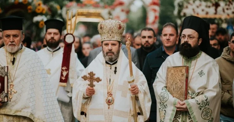 Mijëra besimtarë kremtojnë Pashkët në mbarë vendin! Ja mesazhi i Krypeshkopit Joan