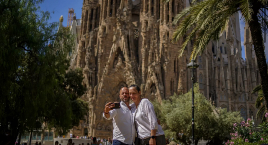 Barcelona ndërton zonë të veçantë selfie për të frenuar kaosin turistik pranë Sagrada Familia