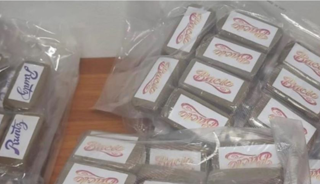 E tradhton sjellja me policët dhe i zbulojnë 22 kg marijuanë, arrestohet shqiptari në Itali