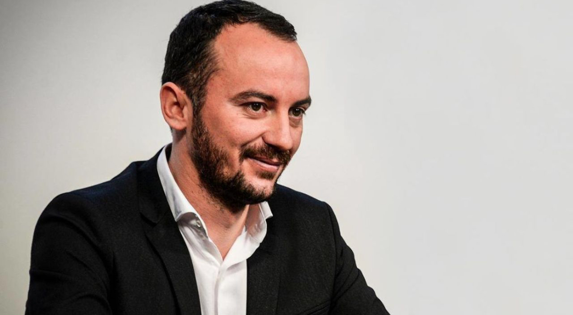 Bie në pranga burri i ish-ministres shqiptare të Arsimit, u arrestua teksa zhvillonte takime më qytetarët në rrugë