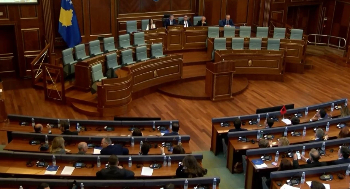 Kurti arrin deri në 57 vota, dështon zgjedhja e Albulena Haxhiut në krye të Kuvendit