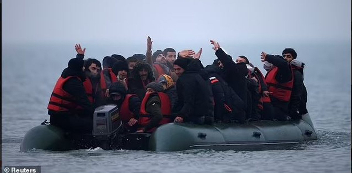 “Daily Mail”: Britania plan serioz për ta kthyer Shqipërinë në “kosh” azilkërkuesish