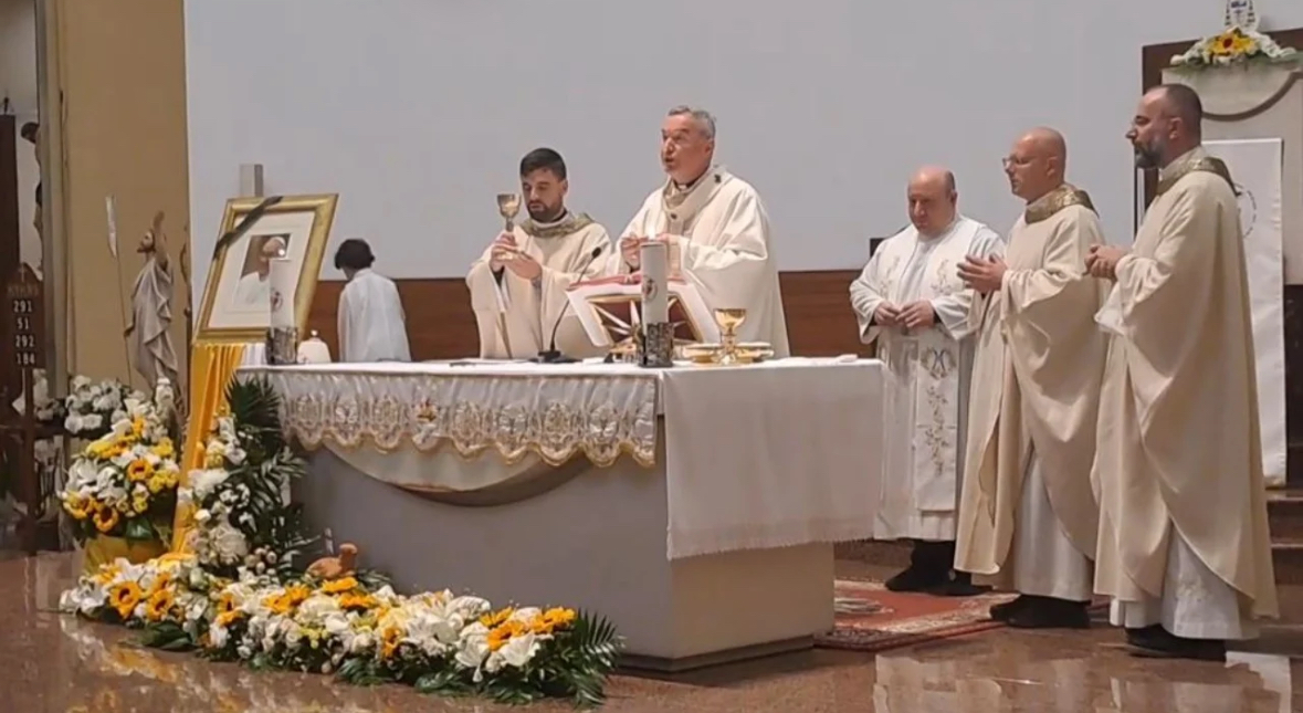 Ndarja nga jeta e Papa Françeskut/ Kishat katolike në Shqipëri mbajnë meshat e lutjes për Atin e Shenjtë
