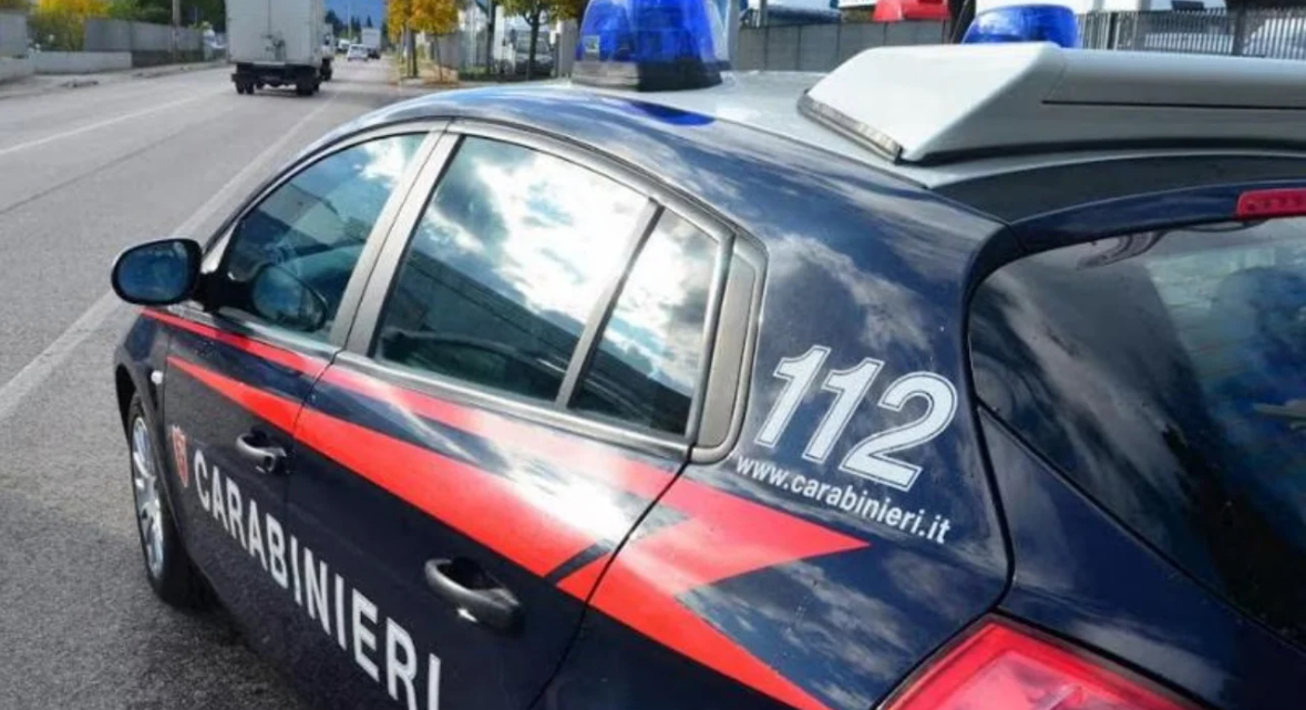Babai ekzekuton me thikë djalin 17-vjeçar dhe më pas i jep fund jetës
