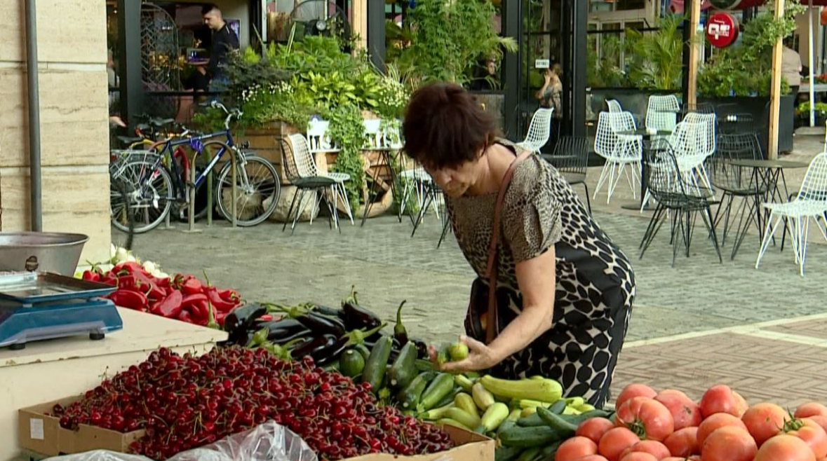 Turizmi po rrit çmimet! Ekspertët: Ushqimet 3% më shtrenjtë, qytetarët punojnë vetëm për t’u ushqyer