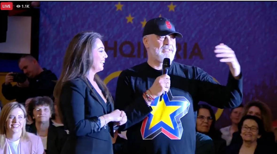 “Më vjen keq që nuk keni vajzë”, Rama i përgjigjet këngëtares në Elbasan: Unë e shijoj një vajzë se ma ka sjellë gruaja