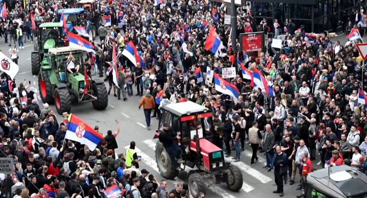 Studentët serbë protestë në Bruksel/ Rikthehet tensioni për Vuçiç, të rinjtë maratonë prej 2000 km për një “Serbi demokratike”