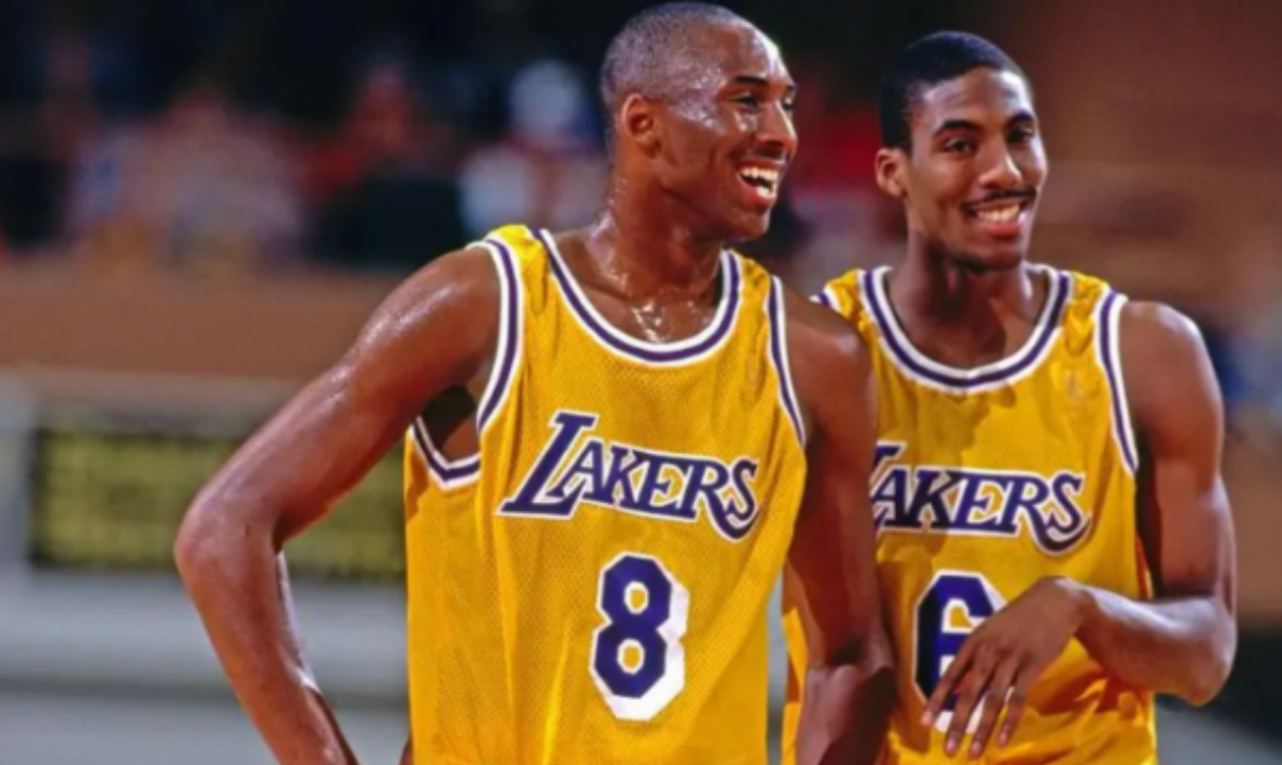 Fanella e debutimit të Kobe Bryant shitet për 7 milionë dollarë