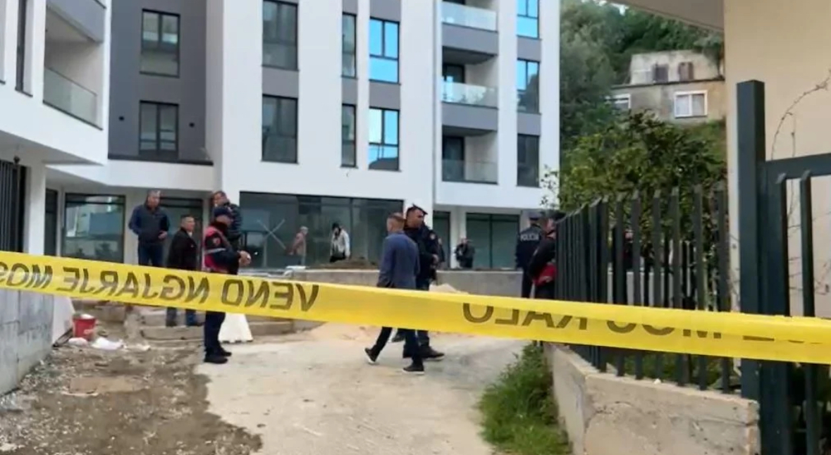 “E vranë mo e vranë”, pasi sheh trupin e pajetë, shpërthen në lot bashkëjetuesja e 58-vjeçarit të ekzekutuar me tre plumba