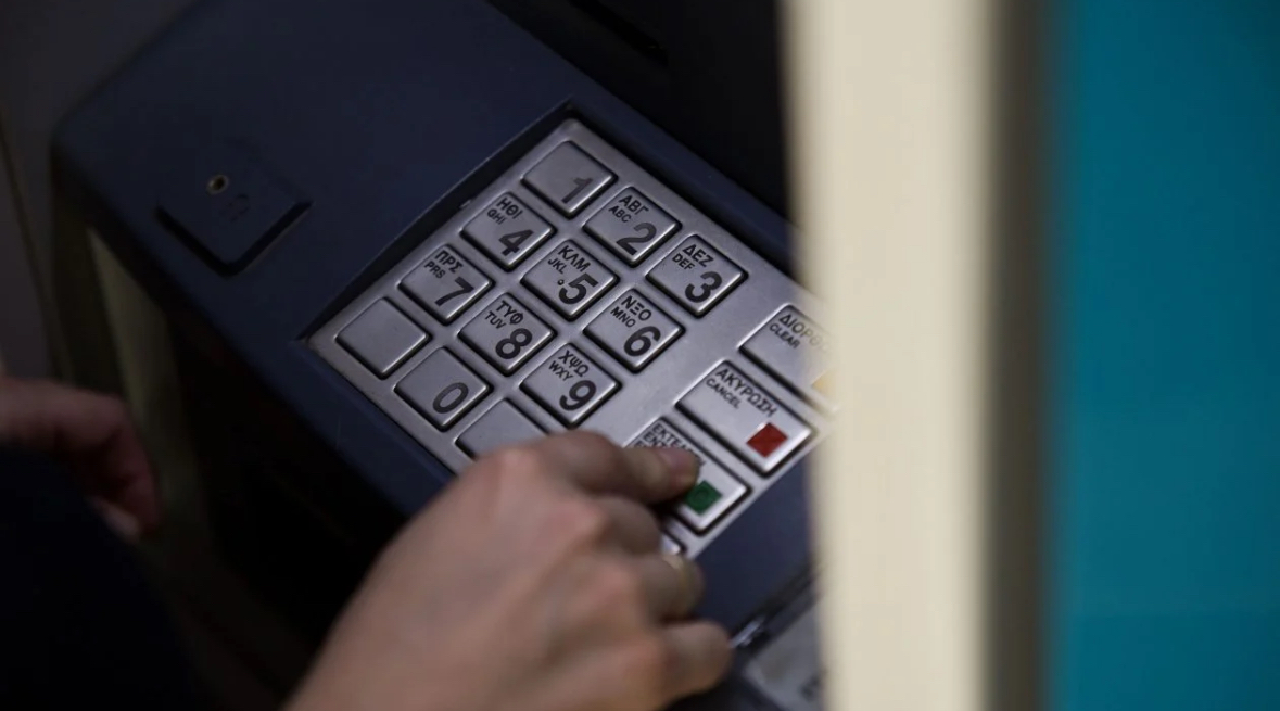 Greqi, 59-vjeçari i vjedh portofolin një gruaje dhe tërheq mbi 10 mijë euro nga bankomati