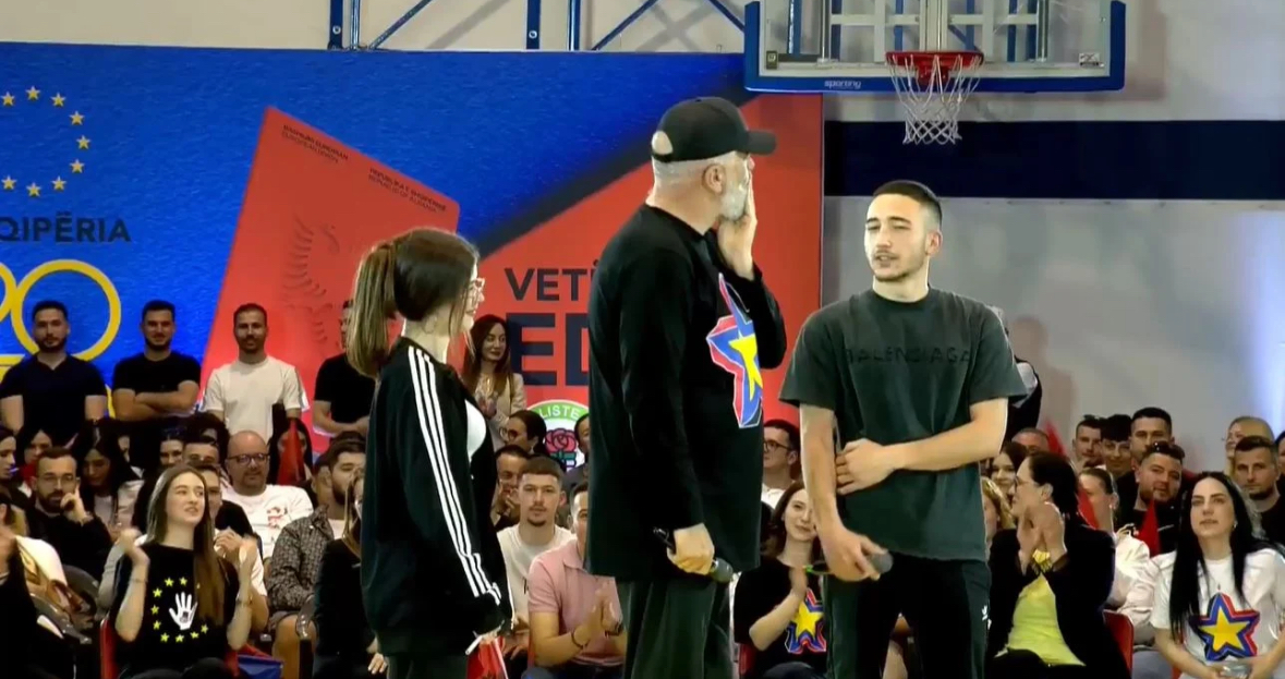 “Me ty e kam”, Rama ‘piketon’ të riun në takimin në Tiranë, nis me batuta: Mos i rri mbi qafë asaj, se ka ardhur për mua jo për ty