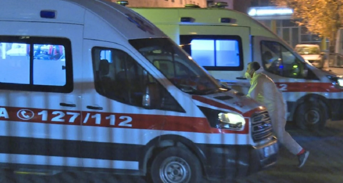 E rëndë në Berat, familjarët gjejnë të varur në pemë 41-vjeçarin