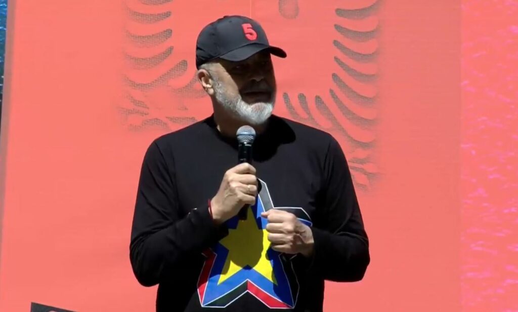 Rama: Gjysma e burrave, gjysmën e trurit e kanë me ujë kënete!