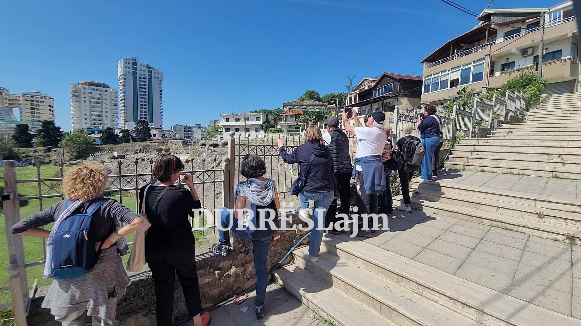 Amfiteatri i Durrësit i mbyllur të hënën, turistët e admirojnë vetëm nga jashtë (VIDEO)