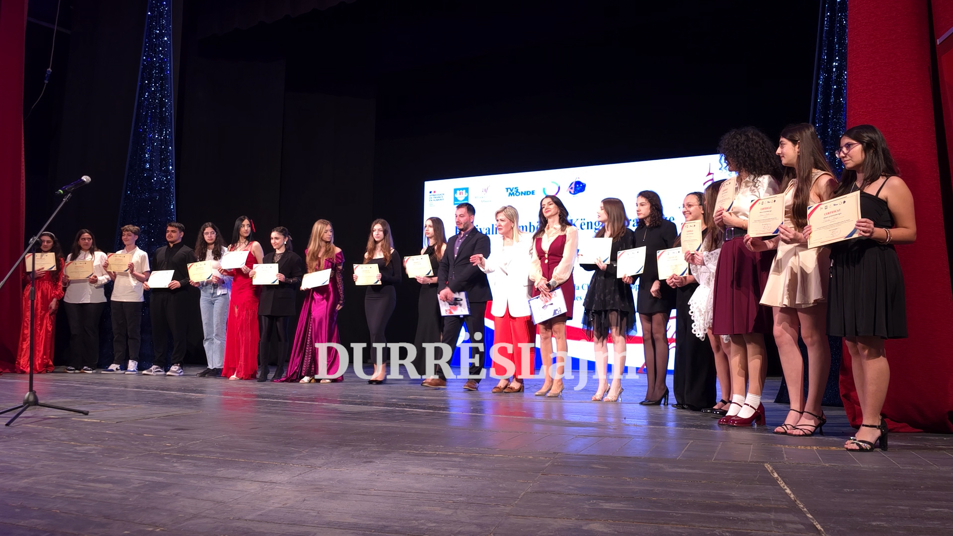 &#8220;Muzika bashkon kulturat&#8221;, festivali që bëri bashkë 17 të rinj nga e gjithë Shqipëria (VIDEO)